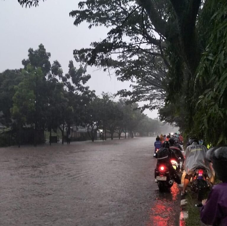 Hujan Lumpuhkan Gedebage, Pengendara Terjebak Banjir