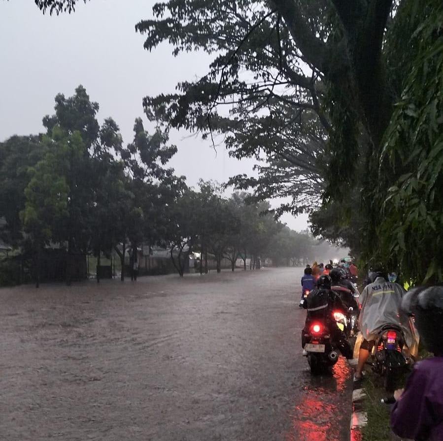 Hujan Lumpuhkan Gedebage, Pengendara Terjebak Banjir