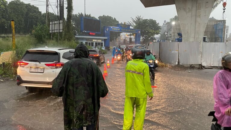 Hujan Deras Angin kencang Guyur Bandung