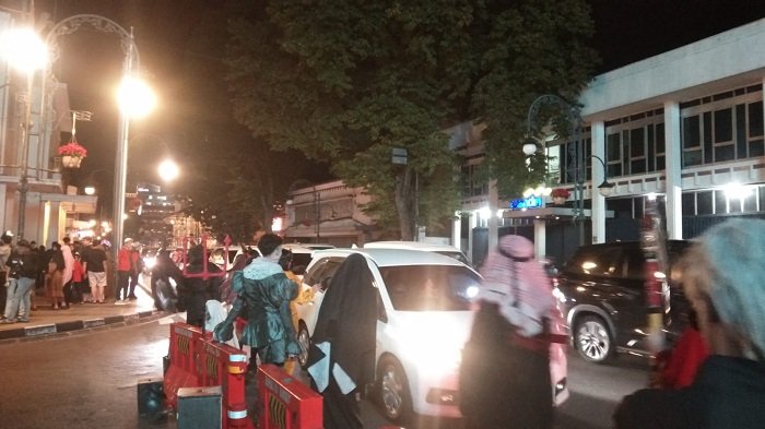 Suasana di Sekitar Gedung Merdeka, Ramai oleh Warga saat Libur Lebaran