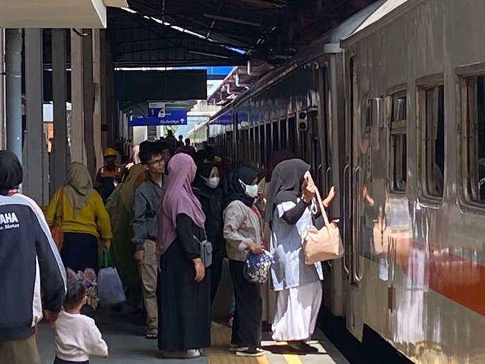 Lonjakan Perjalanan Arus Mudik Lebaran, Ribuan Pemudik Padati Stasiun Bandung dan Kiaracondong