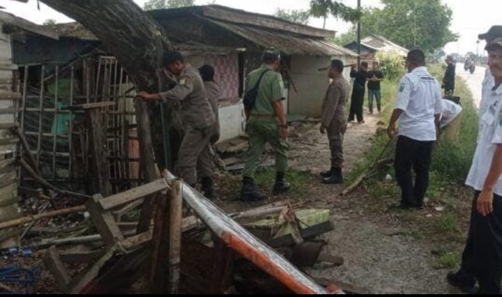 Sejumlah Warem di Jalur Pantura Sukasari Subang Dibongkar, Warga pun Bersyukur