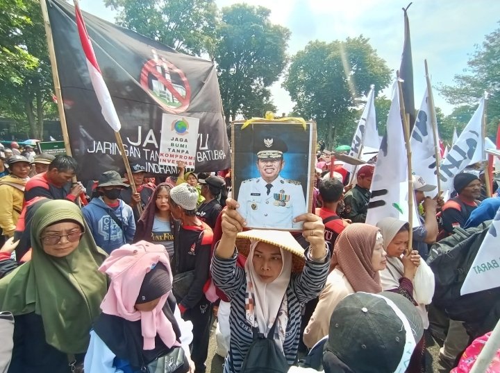 Aksi Hari Bumi di Depan Gedung Sate Kota Bandung