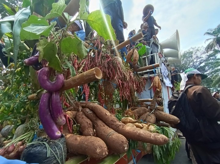 Aksi Hari Bumi di Depan Gedung Sate Kota Bandung