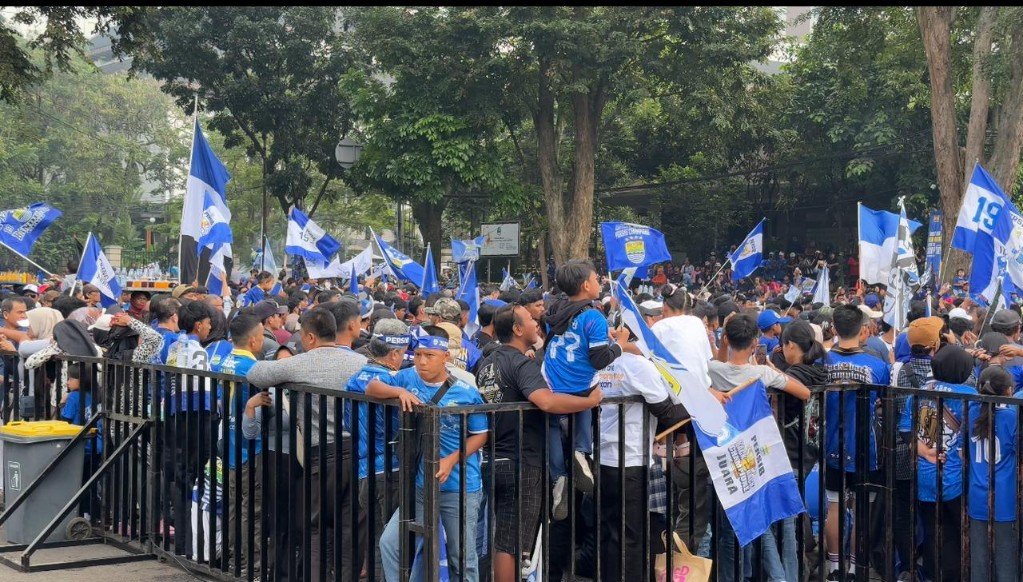 Ribuan Bobotoh Padati Gedung Sate, Siap Sambut Persib Bandung