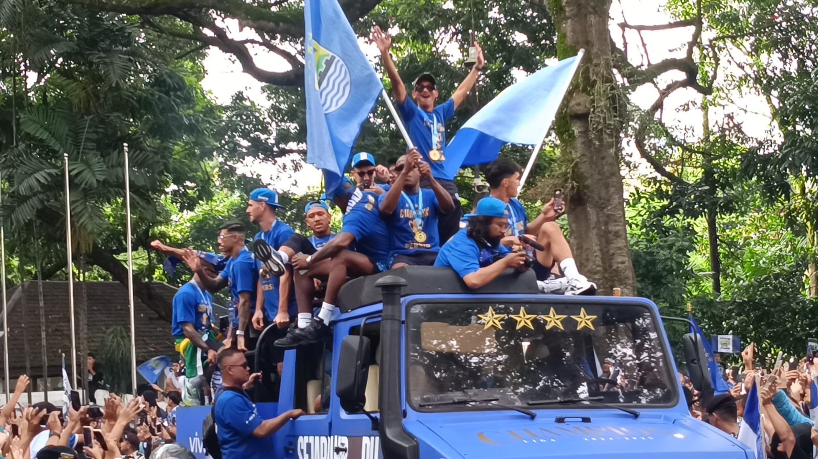 Euforia Juara Persib Bandung Membuncah, Bobotoh Padati Jalanan Sambut Sang Juara