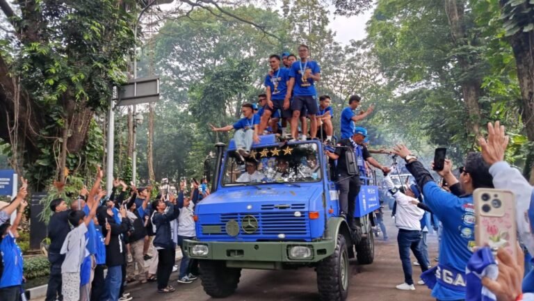 Konvoi Juara Persib Bandung Sampai di Gedung Sate, Ribuan Bobotoh Teriakan Juara