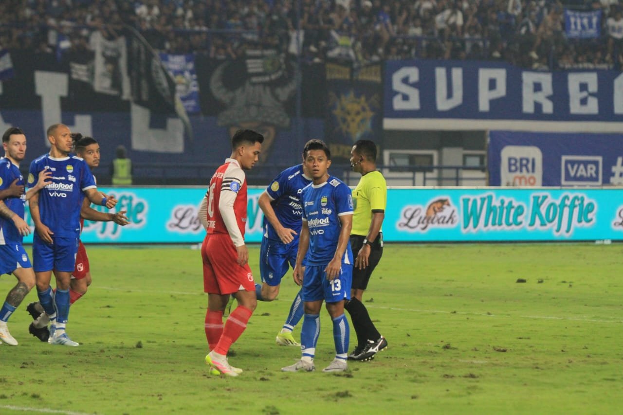 Persib Bandung Vs Barito Putera Berjalan Panas, Febri Hariyadi Kena Tekel Keras Murilo Mendes
