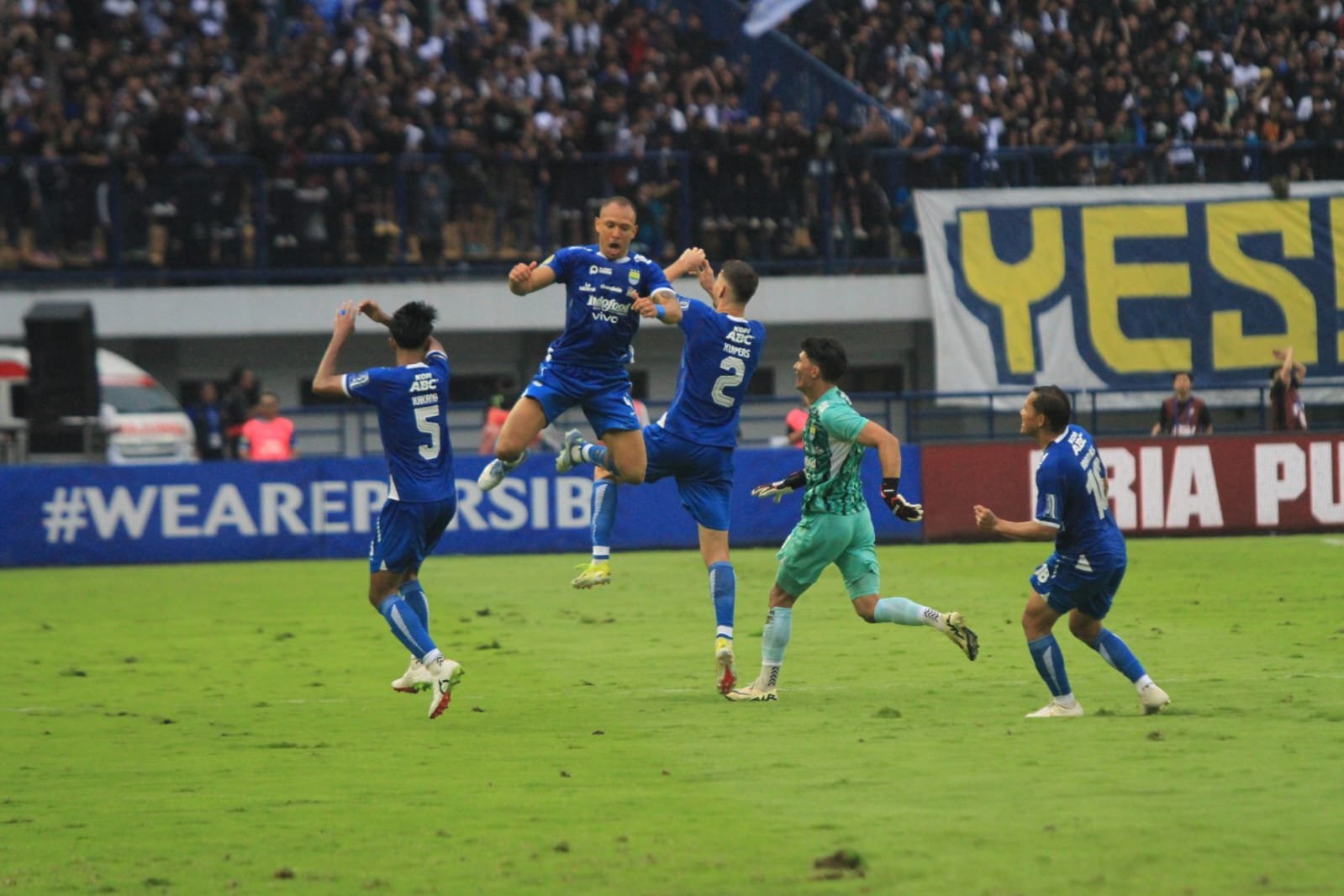 Akhir Sempurna! Persib Bandung Taklukkan Persis Solo dan Angkat Trofi Juara