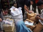 Petugas Gabungan Sita Puluhan Ribu Batang Rokok Ilegal di Bandung Barat