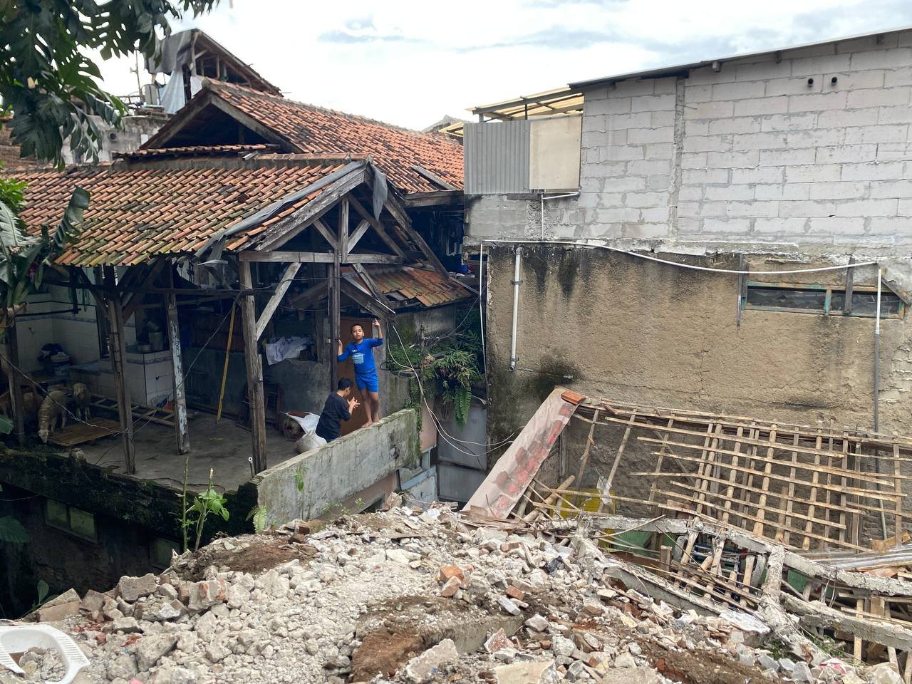 Cuaca Ekstrem Menggila, Tinggal di Bantaran Sungai Sama Saja Menantang Maut
