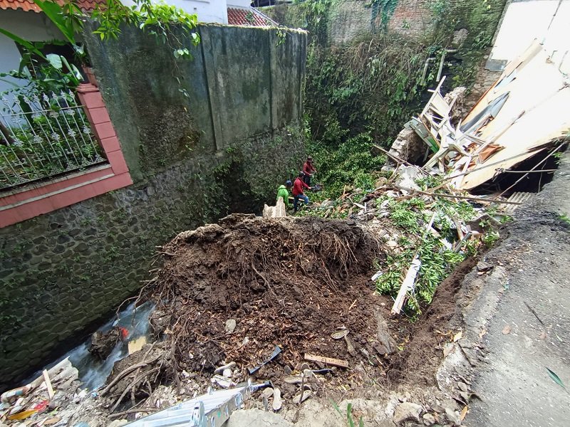 Kirmir Sungai Citepus Jalan Djunjunan Kota Bandung Ambruk