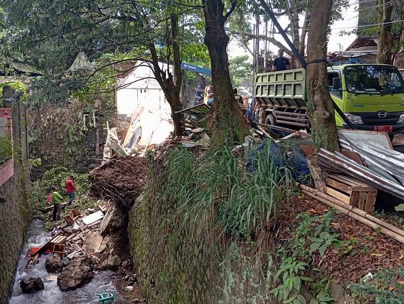 Kirmir Sungai Citepus Jalan Djunjunan Kota Bandung Ambruk