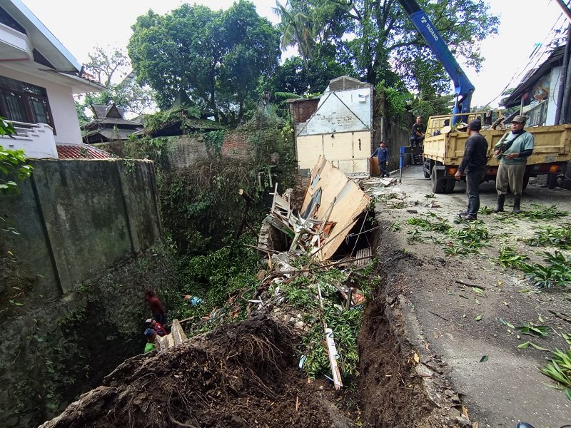 Kirmir Sungai Citepus Jalan Djunjunan Kota Bandung Ambruk
