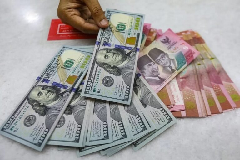 Menjelang Libur Panjang, Rupiah Melemah Hadapi Dolar