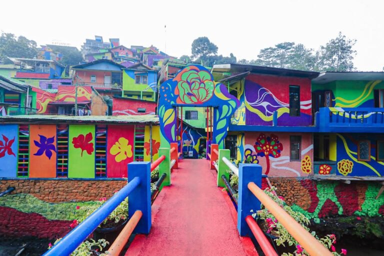Lembur Katumbiri, Kampung Mural Penuh Warna di Tengah Kota Bandung