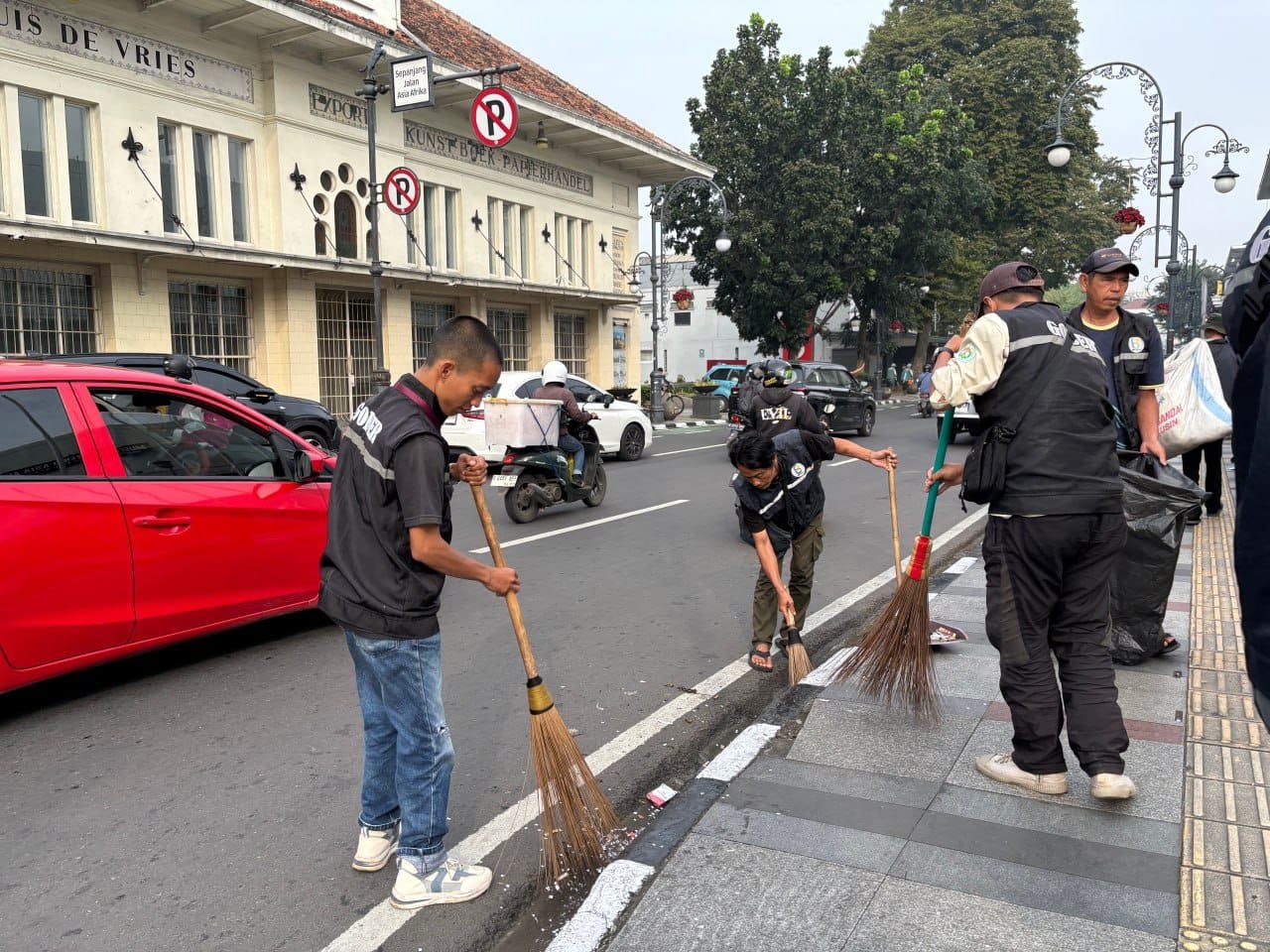 Usai Euforia Juara Persib, Bandung Kembali Bersih Berkat Kerja Senyap Pasukan Orange