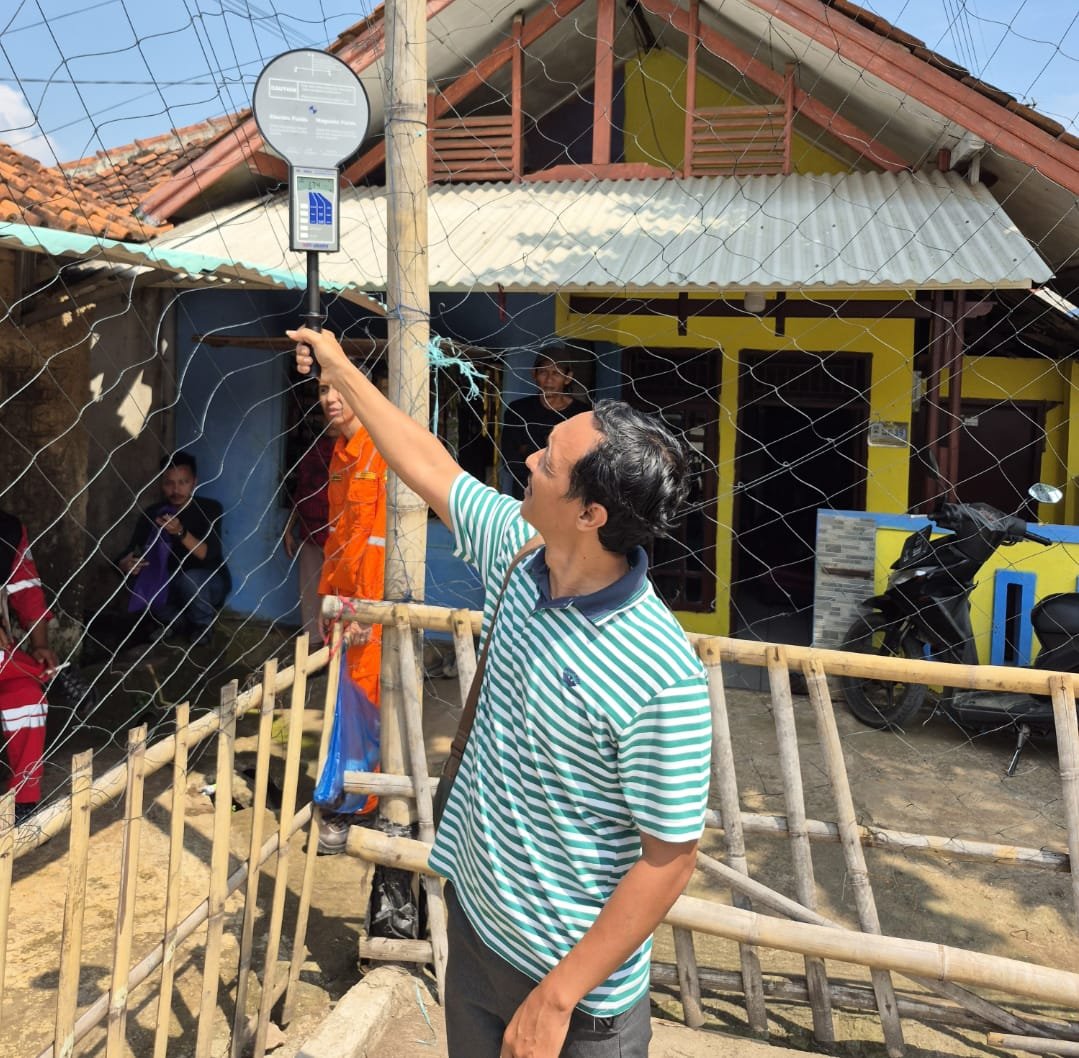 PLN Bersama Warga Lakukan Pengukuran Jarak Aman dan Medan Magnet di Bawah Sutet