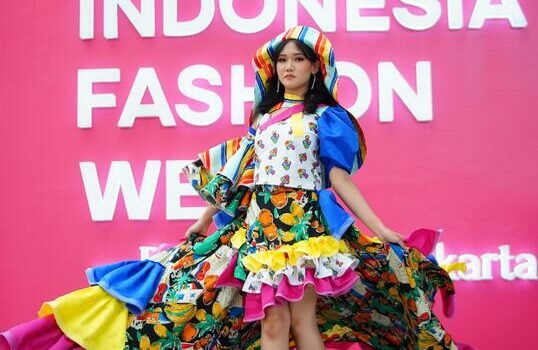 Model Asal Bandung Bikin Publik Terpukau di Indonesia Fashion Week 2025