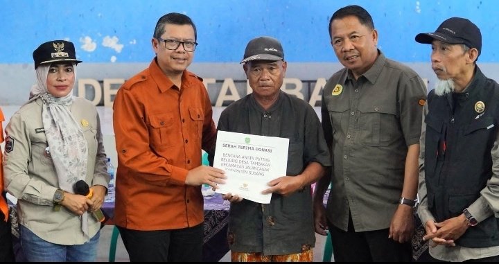 Wakil Bupati Subang Agus Masykur Serahkan Bantuan kepada Korban Puting Beliung