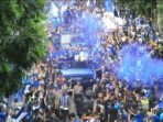 Bandung Berpesta, Ribuan Bobotoh Sambut Pawai Juara Persib Bandung