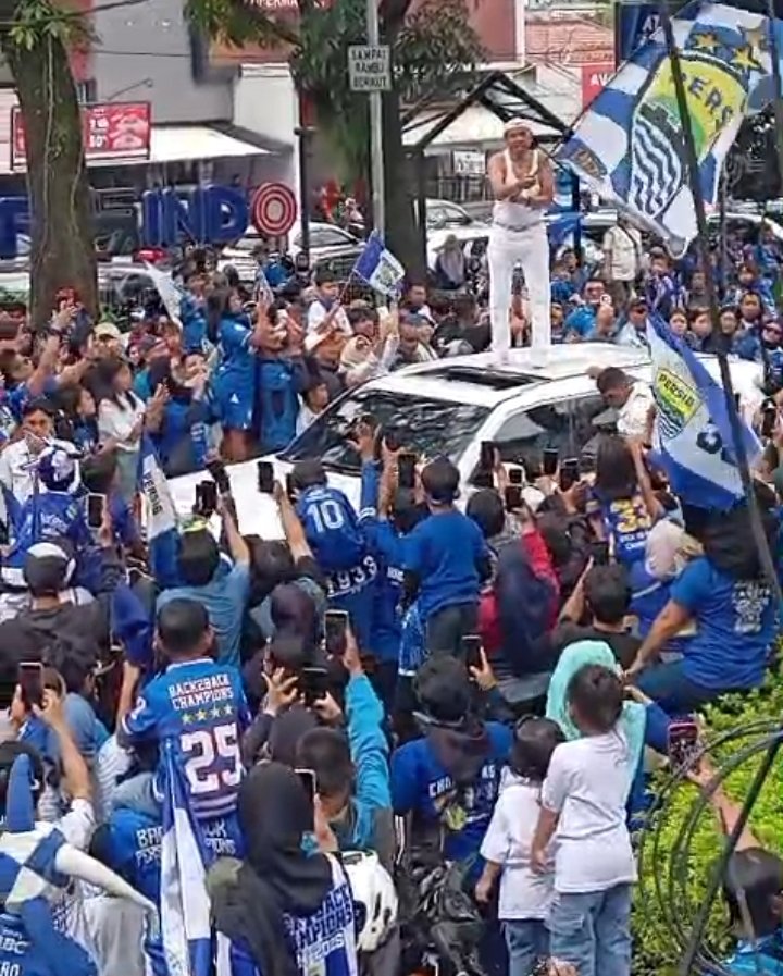 Gubernur Jawa Barat Dedi Mulyadi Berjoget Ikut Pawai Juara Persib Bandung