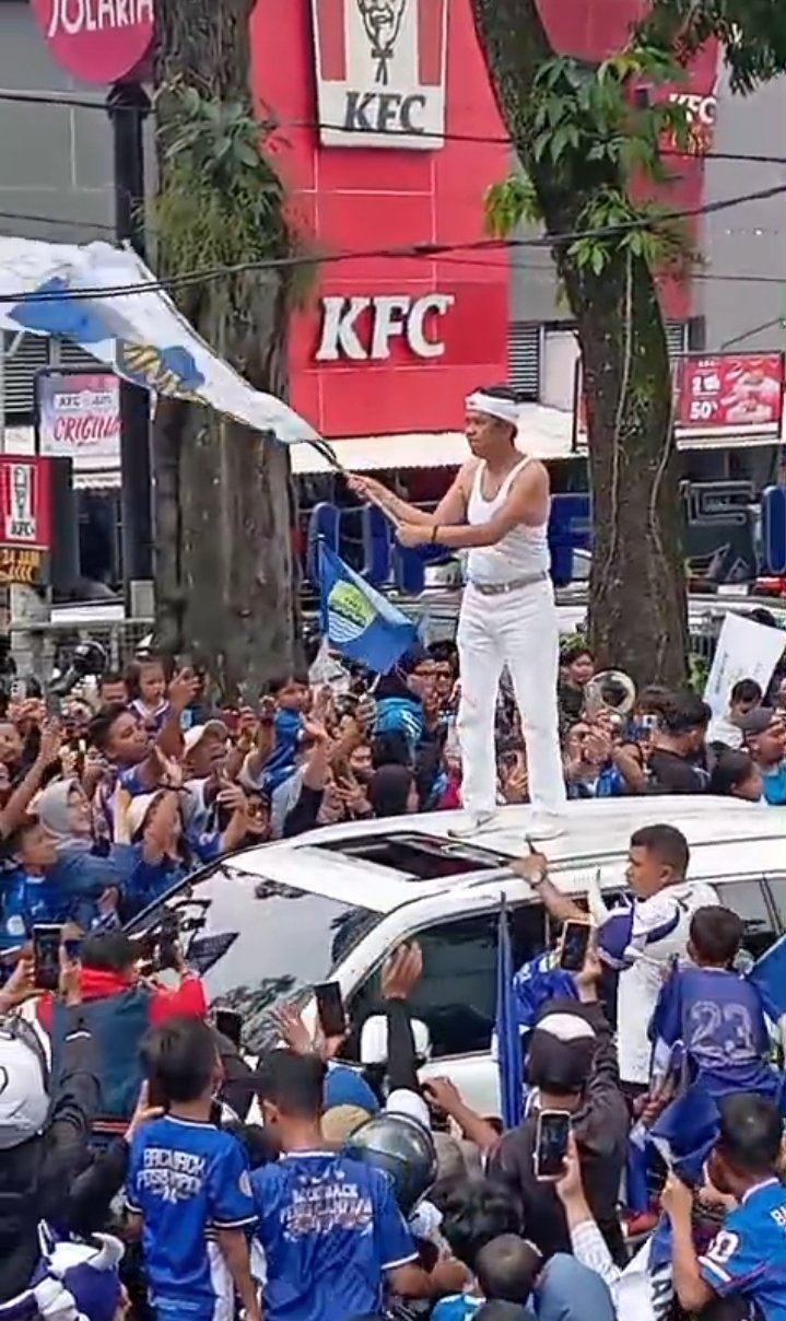 Gubernur Jawa Barat Dedi Mulyadi Berjoget Ikut Pawai Juara Persib Bandung