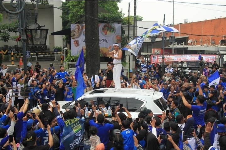 Aksi All Out Gubernur Jawa Barat Dedi Mulyadi dalam Euforia Pawai Juara Persib Bandung Sedot Perhatian Bobotoh