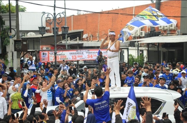 Aksi All Out Gubernur Jawa Barat Dedi Mulyadi dalam Euforia Pawai Juara Persib Bandung Sedot Perhatian Bobotoh