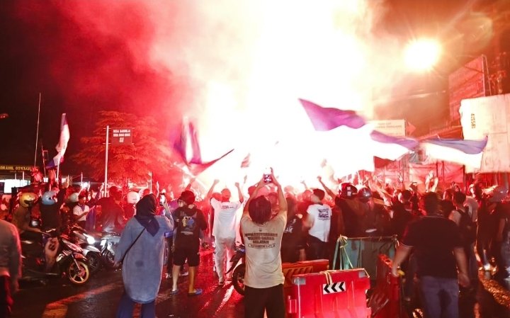 Persib Bandung Juara, Euforia Bobotoh di Subang Jadi Lautan Biru, Tugu Nanas Jalancagak Jadi Saksi