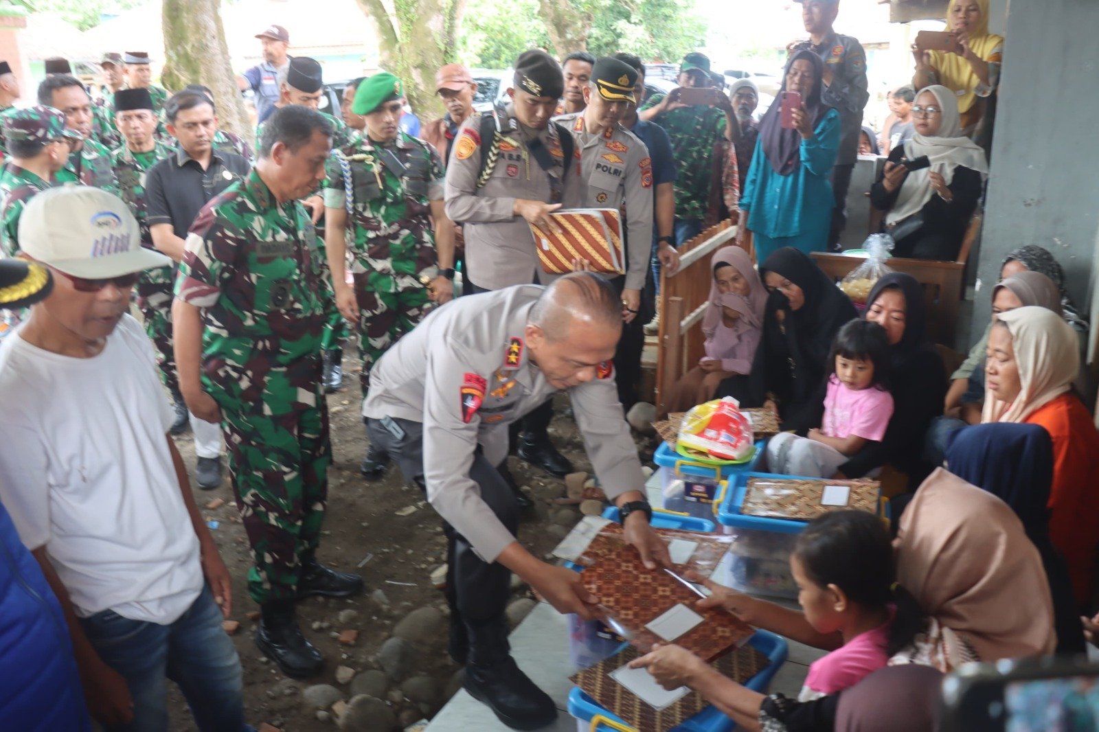 Kapolda Jabar dan Pangdam III Siliwangi Kunjungi Keluarga Korban Ledakan di Garut, Berikan Santunan dan Dukungan Moril