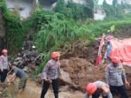 Tim SAR Sat Brimob Polda Jabar Bersama Warga Bersihkan Reruntuhan Tembok Akibat Cuaca Ekstrem di Cipanas