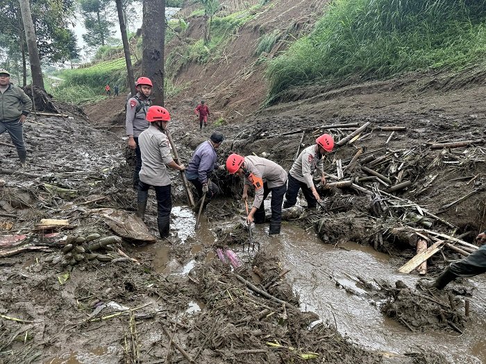 Tim SAR Sat Brimob Polda Jabar Bantu Pencarian Korban Banjir Bandang di Lembang 