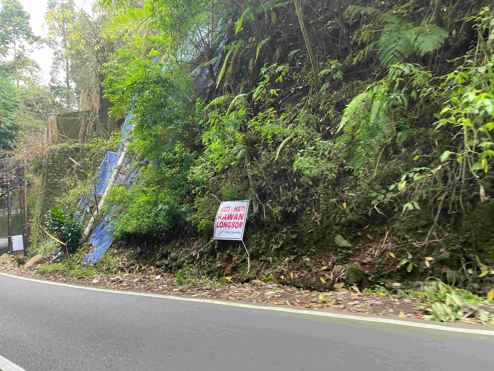 Retakan Tebing di Jalan Kolonel Masturi Bandung Barat Segera Ditangani