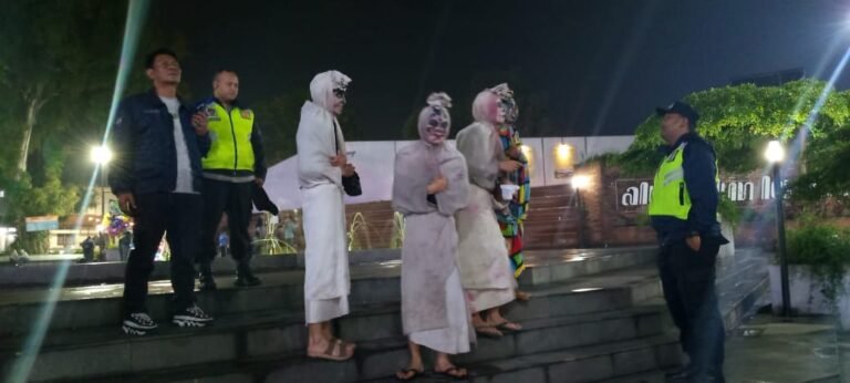 Polsek Lembang Edukasi Pocong Hiburan, Ini Pesannya