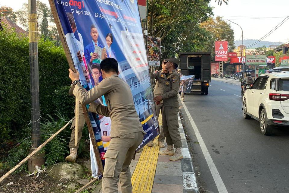 Ratusan Baliho dan Pamflet Iklan Ilegal di Bandung Barat Ditertibkan