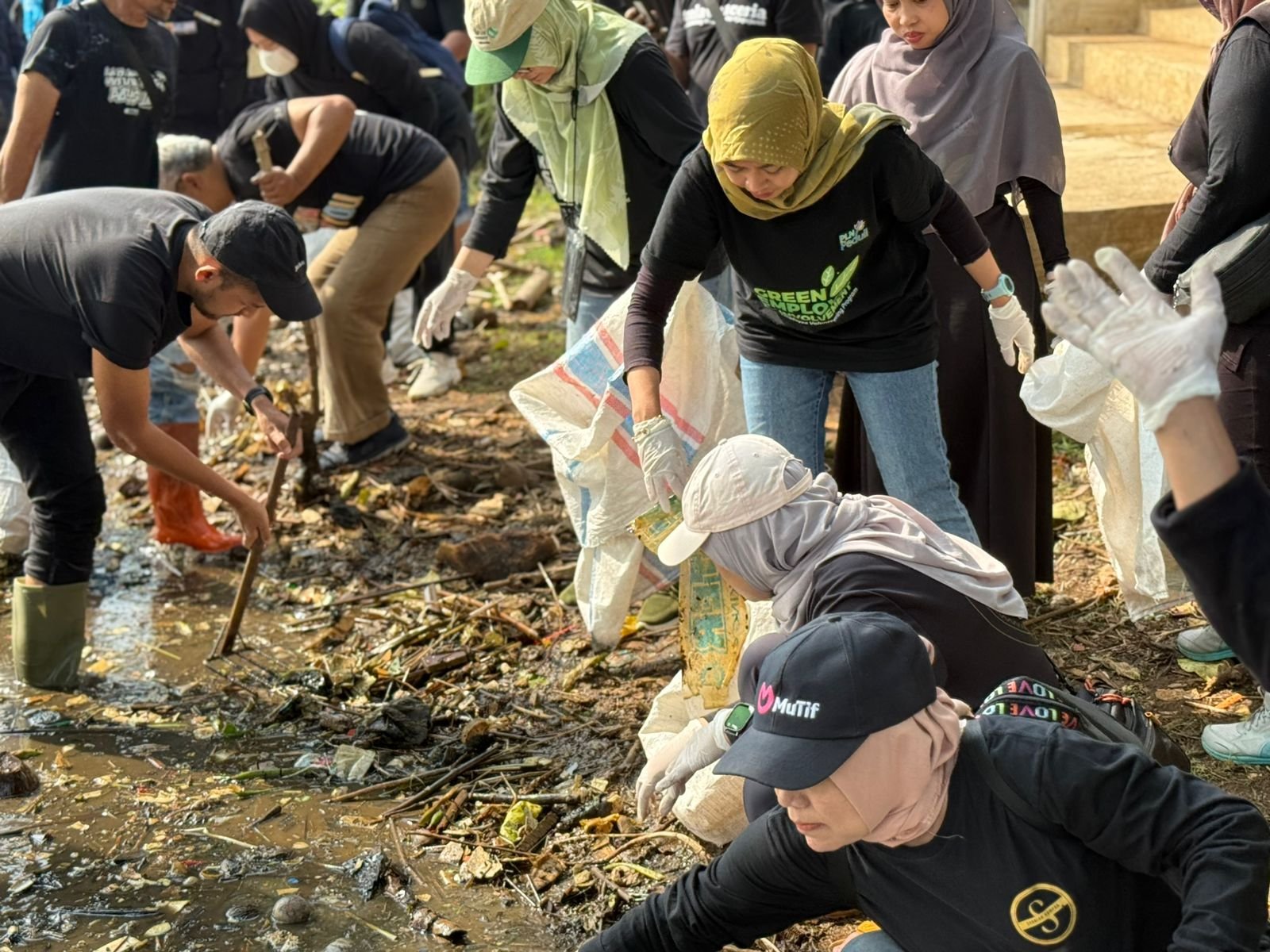 Peringati Hari Lingkungan Hidup 2025, PLTA Saguling Bersihkan Tepi Waduk dan Sungai Citarum dari Sampah