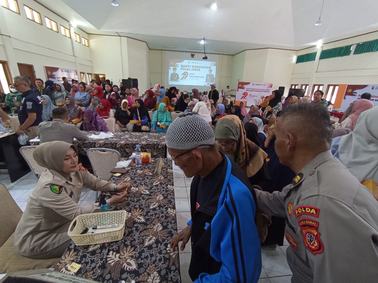 Ribuan Masyarakat di Cikole Bandung Barat Antusias Ikuti Bakti Kesehatan Polda Jawa Barat