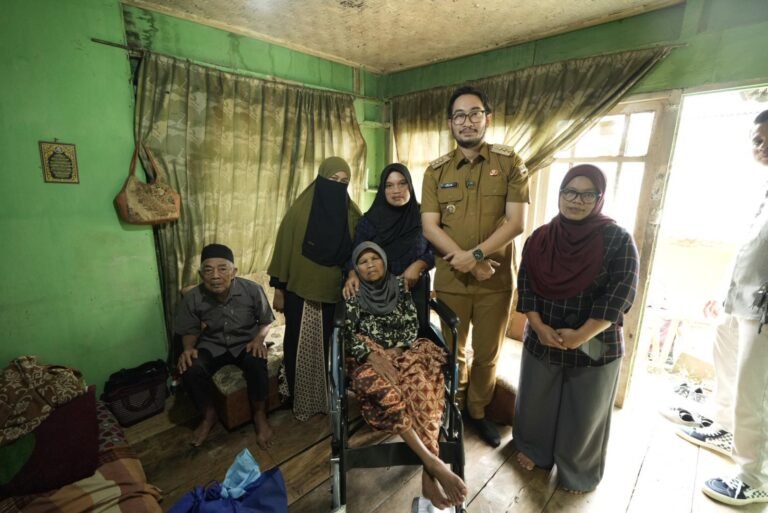 Program ‘KBB Nyaah ka Indung’ Sasar Ribuan Lansia di Bandung Barat, Jeje Ritchie Ismail: Ini Bentuk Komitmen Kepedulian Kita pada Lansia