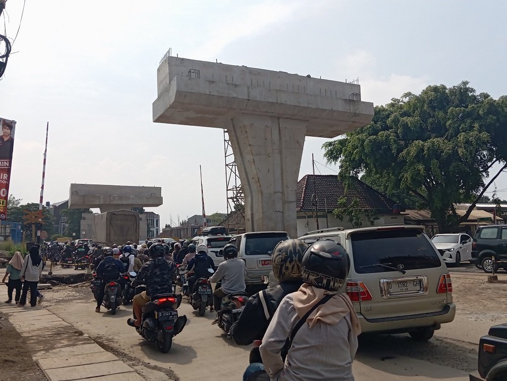 Warga Keluhkan Macet di Kawasan Pembangunan Flyover Nurtanio Kota Bandung