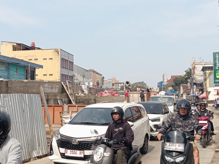 Warga Keluhkan Macet di Kawasan Pembangunan Flyover Nurtanio Kota Bandung