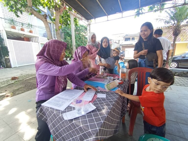Serunya Pemeriksaan Kesehatan Gratis Balita dan Ibu Hamil di Posyandu Mawar Cimahi