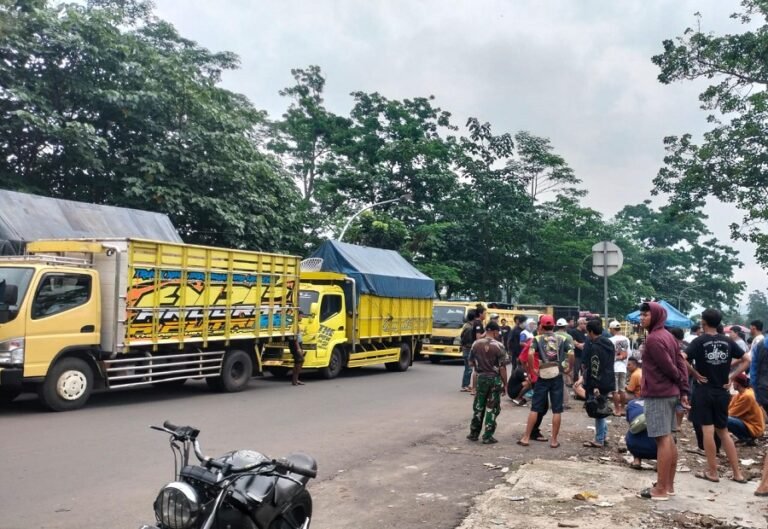 Tolak Aturan ODOL, Puluhan Truk di Lingkar Jalancagak Subang Mogok Massal