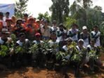Aksi Tanam Ribuan Pohon, Kolaborasi Nyata untuk Tingkatkan Gizi dan Perbaikan Lingkungan di Cimenyan