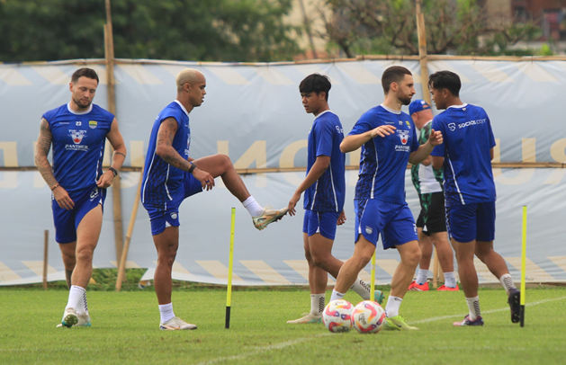 Latihan Perdana Persib Bandung: Pemain Belum Lengkap, Bojan Fokus Adaptasi dan Fisik