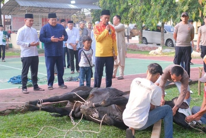 Rayakan Idul Adha 1446 H, Polres Subang Sembelih 20 Hewan Kurban, Wakapolres: Berkurban Semangat untuk Saling Berbagi dan Peduli