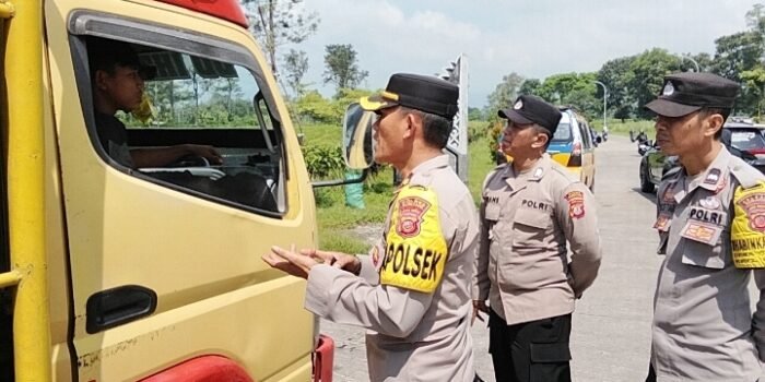Polsek Jalancagak Polres Subang Tertibkan Truk yang Beroperasi di Hari Libur