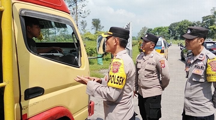 Polsek Jalancagak Polres Subang Tertibkan Truk yang Beroperasi di Hari Libur