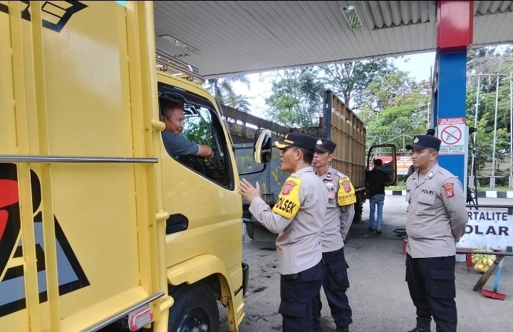 Polsek Jalancagak Polres Subang Tertibkan Truk yang Beroperasi di Hari Libur 