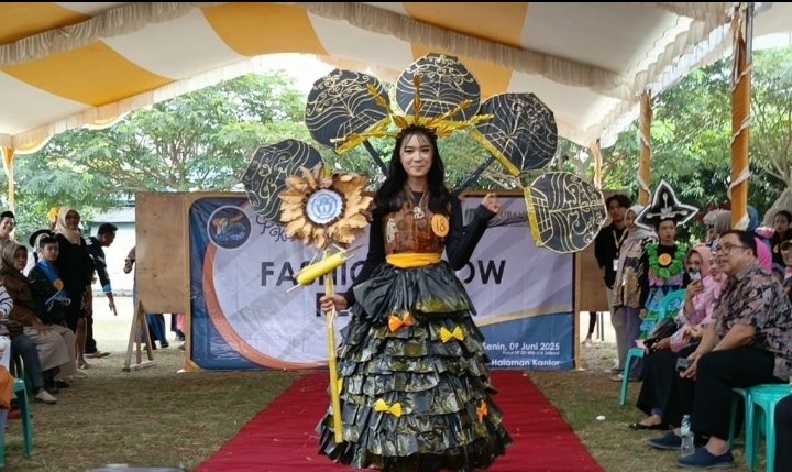 Fashion Show Pakaian Dari Daur Ulang Sampah Mewarnai HUT ke-115 Pamanukan Subang